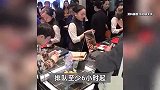 金价跳水，有人凌晨4点排队买黄金！金价还会涨吗？业内分析