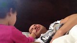 小宝宝叫醒赖床的爸爸，妈妈在一边笑坏了！
