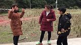 农村小媳妇太自信了，竟然1v2和邻居玩斗鸡，结果好尴尬啊！