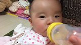 4个月宝宝第一次喝苹果汁，感觉怪味后盯着妈妈，一直甜甜的笑