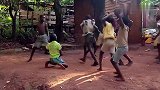 在非洲的黑人小孩，穿着破烂，却极具舞蹈天赋，跳得太精彩了！