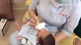 月嫂喂小宝宝喝奶,宝宝只要喝慢了,月嫂就弹奶瓶,好搞笑！