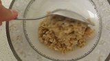 熊孩子要好好吃饭，不能挑食哟！—萌娃：汪星人，你帮我吃吧！