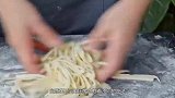 日本反常的面馆，小碗面卖5元大碗面卖1元，但从来不亏本！