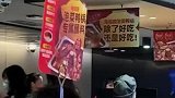 女生在海底捞过生日，闺蜜用美声唱生日歌，碰到专业的了
