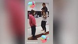还能这么玩？B费扛着女儿跟老婆跳网红舞其乐融融