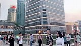 数学题：求我们两兄妹出门的回头率…