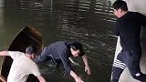 江苏苏州：朋友们相约河上捕鱼，上船不到两秒就翻了船