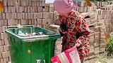 深圳一位50岁大妈在垃圾桶捡到15万元！