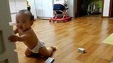 小宝宝正坐着，爸爸突然放神曲，宝宝一秒变嗨，妈妈都笑疯了