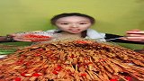 妹子直播挑战吃1200根鸭肠，感觉这是一个不太好完成的任务