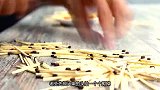 小伙搭建水下火柴多米诺，点燃后太震撼了，女孩： 好大的火柴！