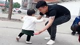 女儿刚刚学会走路，老公寸步不离的保护着，不愧是小情人！