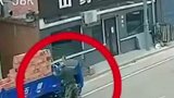 山西大同：男子停车后钻到车底修车,车子突然启动将其碾压