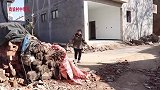 农村大妈好心收养傻女孩，却遭儿子误解，结局让人感动