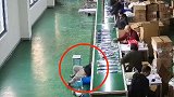 江苏一男童被卷进车间流水线双脚乱蹬 工人狂奔施救
