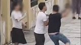男子当街棒打前妻 路过民警出手制止