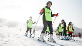我酸了！滑雪溜冰打冰球 东北小学在滑雪场上体育课