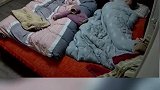 妹妹肚子疼请求哥哥帮按摄像头呼叫妈妈