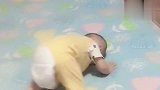 16个月的宝宝在床上翻跟头，这练的是铁头功吧，好厉害！