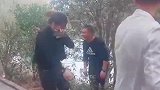 公园里偶遇美女，忍不住撩下妹子，结果太惨了！