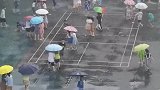 小学生雨中撒欢玩水