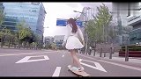 漂亮妹妹玩滑板，展示超强的滑板技术水平！