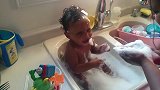 黑人小宝贝洗澡，洗翻了，真的是好可爱哦！