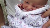 宝宝在爸爸怀里吸着安抚奶嘴的模样萌翻了！好可爱啊
