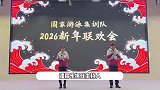 国家游泳队举办新年晚会，潘展乐当主持人开口笑点拉满，唱歌依然全是乐子