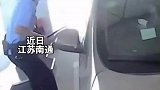 男孩被锁车内，民警果断砸窗救人