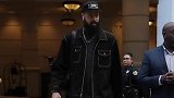 也是型男一个 钱总帅气潮服奔赴球馆
