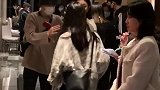 林允披毛毯后台候场小露香肩遭粉丝喊话：给我少喝点奶茶