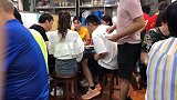 王思聪带新女友吃路边摊，毫无形象接地气！