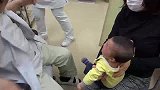 小宝宝去医院做体检，看见医生就开始哭，两条小腿蹬的都快起飞了