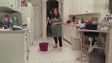 大肚子孕妇干家务中，突然心血来潮大秀舞姿，最后小宝宝终于怒了