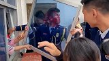 消防员接亲时拆窗户走红 作者回应：早前视频，窗户拆完又装上了