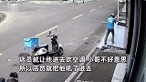 小哥送完外卖站路边吃饭，被店家“吼”进屋吹空调：最凶的语气说最温柔的话