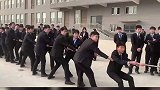 男生拔河缠绕在绳子上，把对手给整不会了