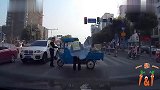 搞笑车祸,不看准后悔。