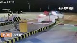 近日，一轿车撞上收费站隔离带凌空飞起，坠地后损毁严重。所幸车上四人都系了安全带，仅受轻伤。假日出行，安全为重！