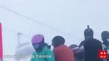 男子实力作死,暴雪天爬滑雪场缆车,当场摔死
