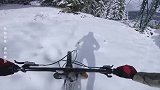 骑车在雪地里疯狂速降，无比惊险刺激