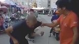浙江一摆摊男子当街殴打老人 警方：系盗窃拖鞋被抓