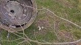 国外网友在野外看到一个疑似火箭残骸，这要是被砸到怎么办