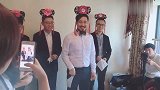 新郎和伴郎这身打扮真是独特，也太搞笑了
