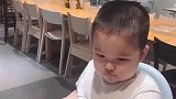 父母给萌娃吃了什么，萌娃这表情，让人笑岔气