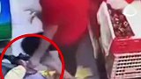 现实版容嬷嬷，一老太在超市对4个月大的婴儿下狠手，用指甲抠掉一块肉。