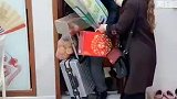 男子拿着行李进入家门，婆婆赛给女人钱