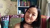 李嫣上网课吐槽快要窒息 伸懒腰四肢纤长金发抢镜